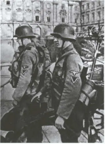 Мобилизованные в войска СС венгерские немцы в Будапеште 1944 год Солдаты - фото 52