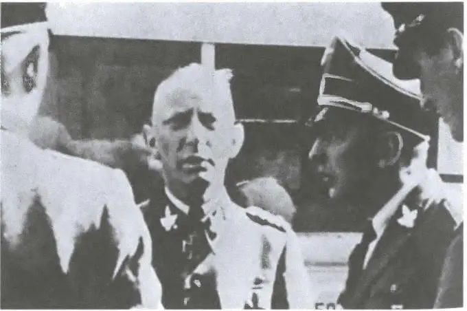 Каминский справа во время подавления Варшавского восстания летом 1944 года - фото 67
