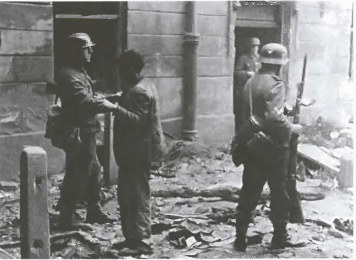 В частях войск СС подавлявших восстание в Варшавском гетто в 1943 году - фото 89