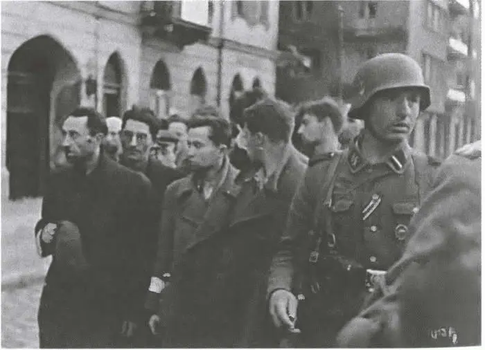 В частях войск СС подавлявших восстание в Варшавском гетто в 1943 году - фото 90