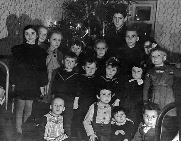 Елка на Беговой 1947 Слева направо первый ряд Аня Левина Герасимова - фото 58