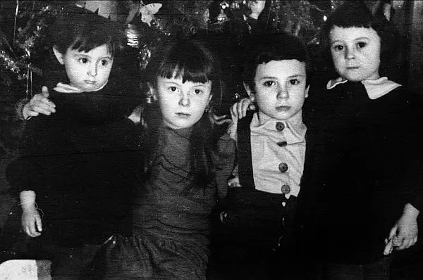 Лола Маша Тата Либединские и Сережа Неклюдов Елка на Беговой 1947 - фото 59