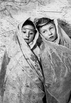 Лола Либединская с подругой Ирой на фоне карты мира в костюмах индианок 1953 - фото 61