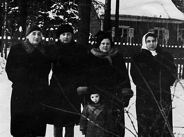 Ю Н Либединский А А Жаров Л Б Либединская с Ниной В А Герасимова - фото 62