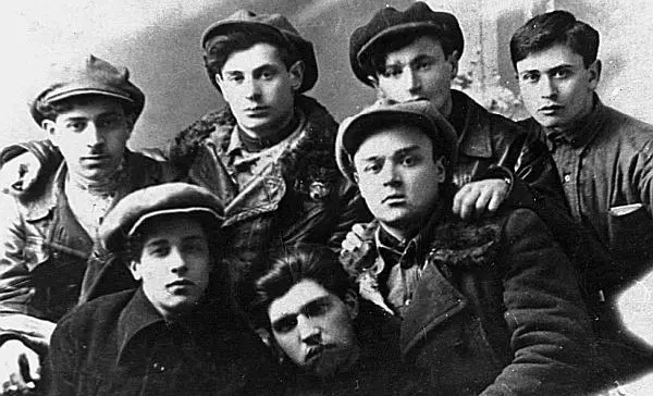 Михаил Светлов в заднем ряду второй справа с комсомольскими поэтами Сер - фото 65