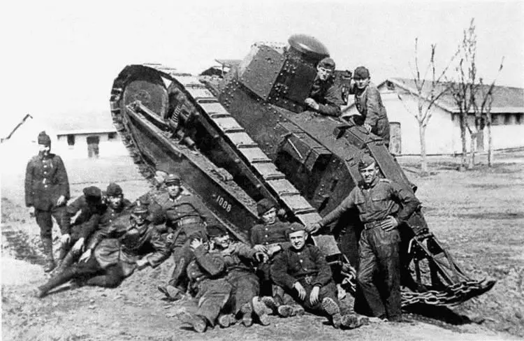 Польские танкисты у Рено FT с клепаной башней Середина 1920х годов Танк - фото 69