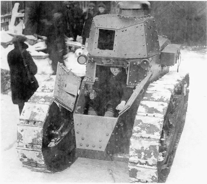 Трофейный Рено FT без вооружения на заводе Красное Сормово Зима 1919 - фото 74