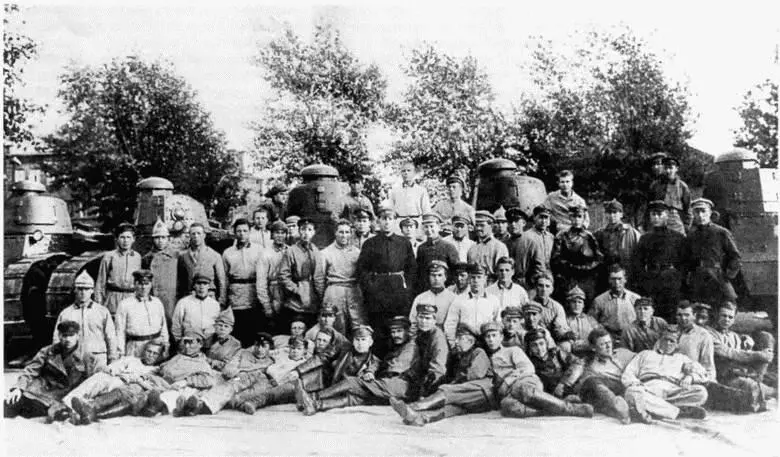 Бойцы и командиры отдельной эскадры танков Москва 1924 год На заднем плане - фото 79