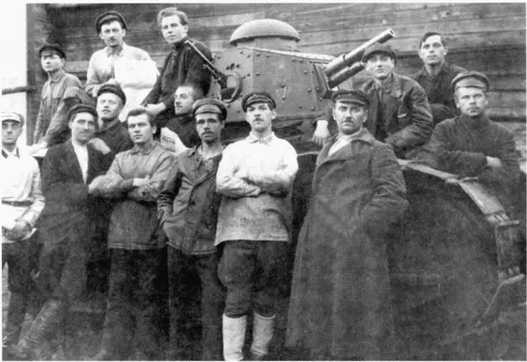 Бойцы и командиры эскадры танков у машины Русский Рено Москва 1924 год - фото 81