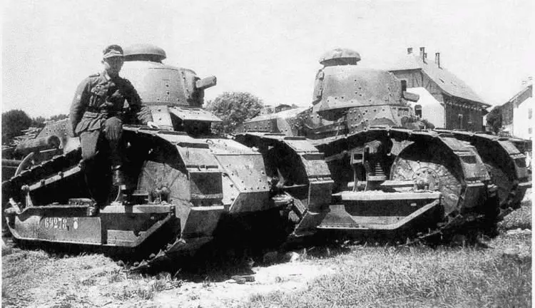 Немецкий солдат у трофейных Peно FT FT31 Франция июнь 1940 года На - фото 98