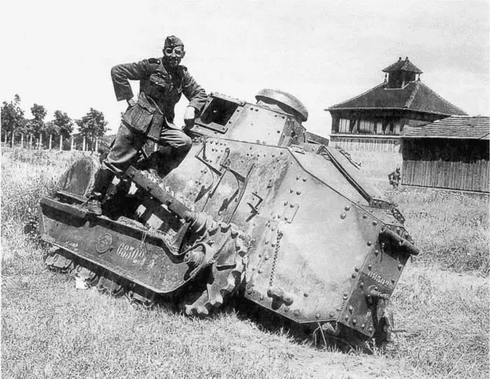 Немецкий солдат у захваченного Peно FT FT31 Франция июнь 1940 года - фото 99