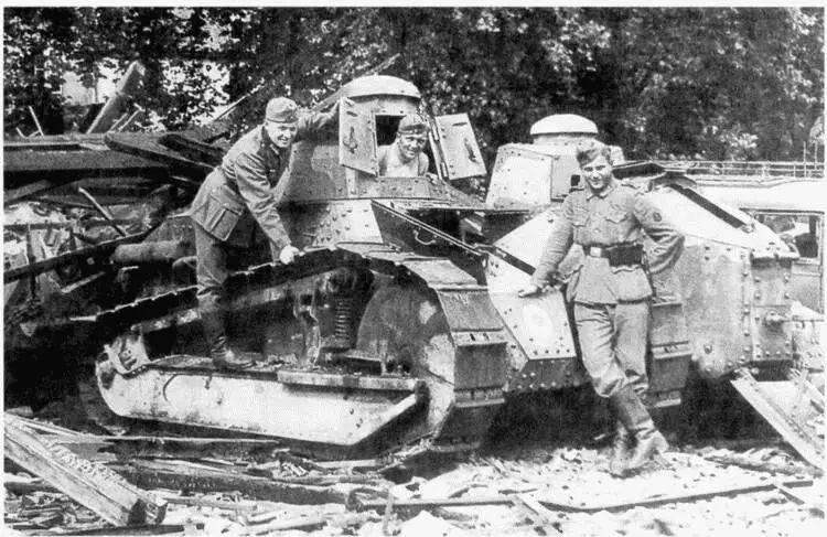 Немецкие солдаты у захваченных Peно FT FT31 Франция июнь 1940 года Судя - фото 100