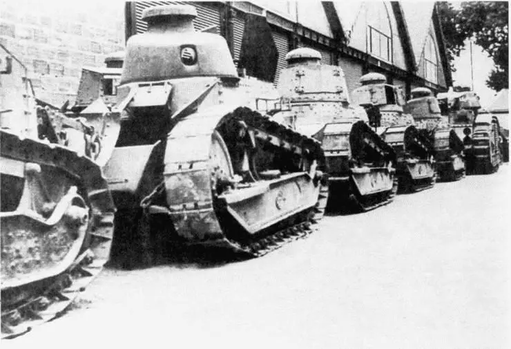 Французский танковый парк захваченный немецкими войсками Июнь 1940 года На - фото 103