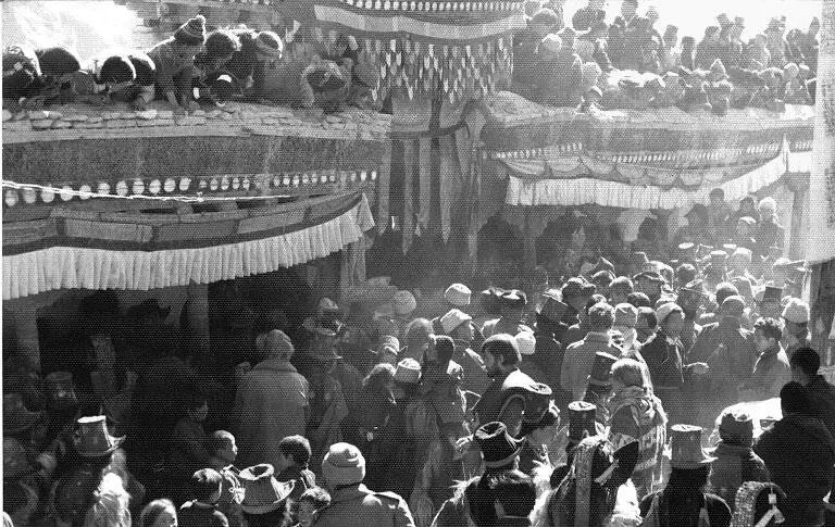 Во время танцев в Ладакхе Осмотрев все мы сидели на обочине и пили чай Со - фото 34