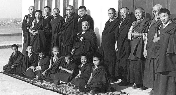 Кармапа в окружении лам во время посвящения Кагью Нгагдзё То что было плохо - фото 43