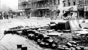 Огневая точка с башней танка Пантера возведенная на перекрестке улицы - фото 32