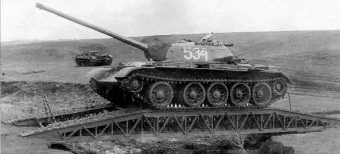 Проход танка Т54 по установленному мосту МТУ в ходе полигонных испытаний 1953 - фото 55