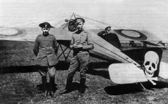 И В Смирнов справа со сбитым им австрийским летчиком Вступил в армию - фото 20