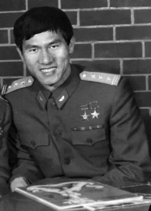 Фам Туан родился 14 февраля 1947 года в деревне Куоктуан уезда Киен Сыонг - фото 126