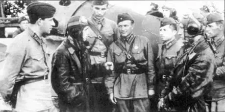 Виктор Талалихин второй слева рассказывает о своем таране немецкого - фото 42
