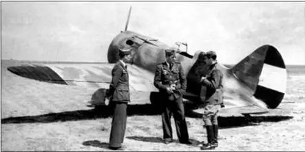Франкистские летчики и немцы из легиона Кондор фотографируются на фоне - фото 74