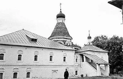 Рис 2153 Покровская церковь XVIXVII веков и Столовая Палата XVI века в - фото 240