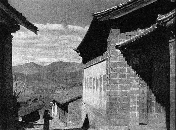 4 Лицзян Ворота дома автора и главная улица деревни Уто 5 Вид на гору - фото 4
