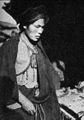 12 Тибетец на лицзянском рынке 13 Тибетская женщина из Сянчэна на рыночной - фото 12