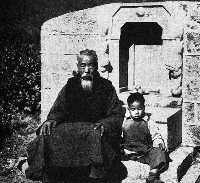 22 Муж и внук гжи Ли перед могилой предков 23 Друг автора Ухань с - фото 22
