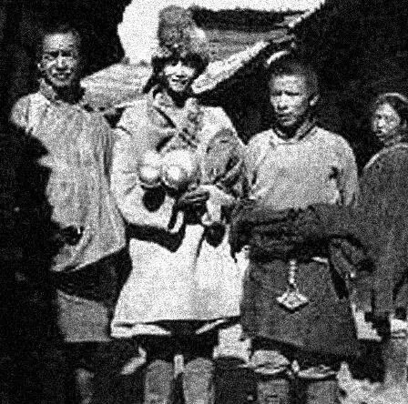 25 Тибетцы народности кампа гуляют по Главной улице Лицзяна 26 - фото 25