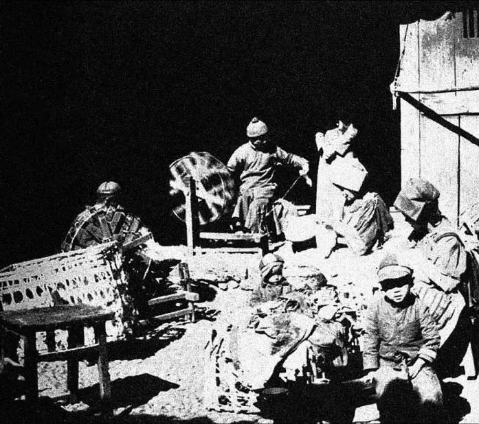 27 Шерстопрядильный кооператив 28 Вид из горного монастыря на Лицзянскую - фото 27