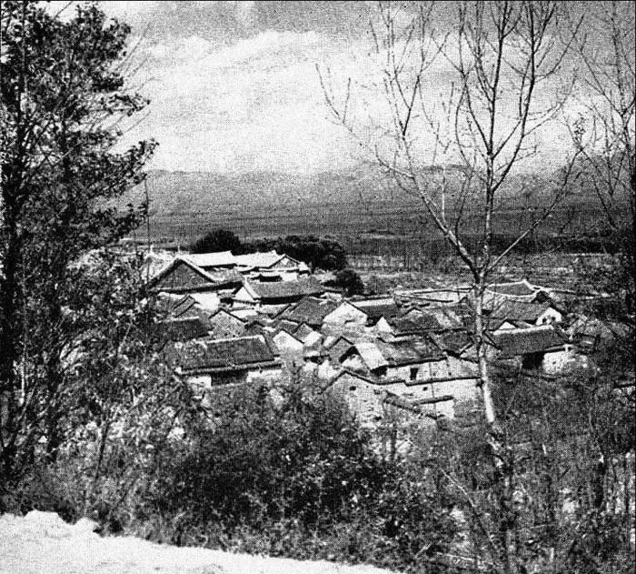 28 Вид из горного монастыря на Лицзянскую долину и деревню Шуво 29 Тропа в - фото 28