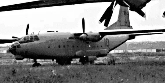 Военнотранспортный самолет Ан8 Тем не менее отец в июне всего за три летных - фото 94