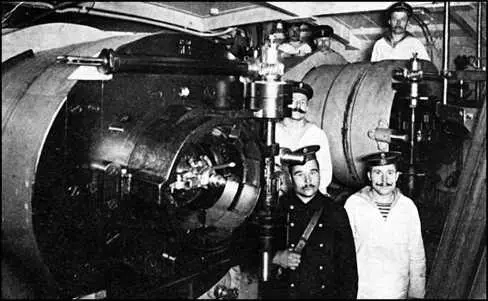 В носовой 12дм башне Славы после замены орудий в 1909 г На переднем плане - фото 55
