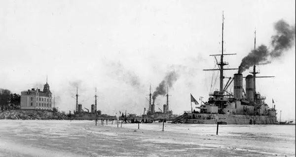 Слава в Гельсингфорсе зима 191314 г На заднем плане видны линкоры Андрей - фото 155