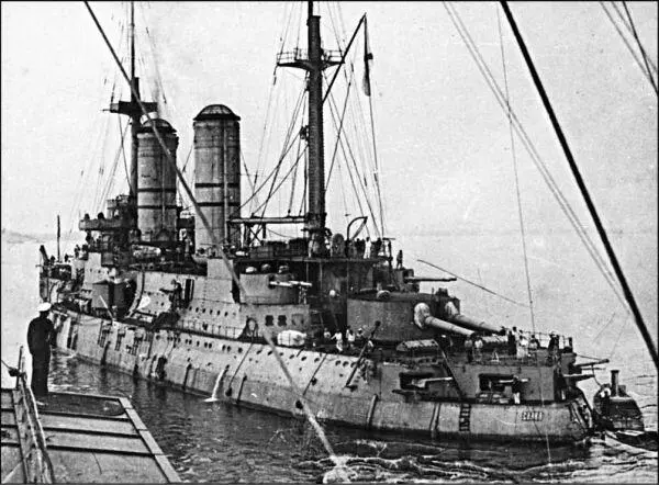 Слава осенью 1914 г Дисциплина среди команд в те дни была исключительно - фото 164