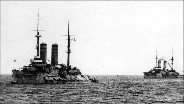 Линкоры Гражданин бывший Цесаревич слева и Слава в Моонзунде 1917 г - фото 186