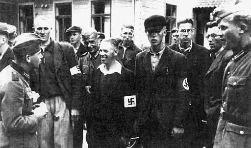 Литовские партизаны общаются с германскими солдатами 1941 год Из приложения - фото 21