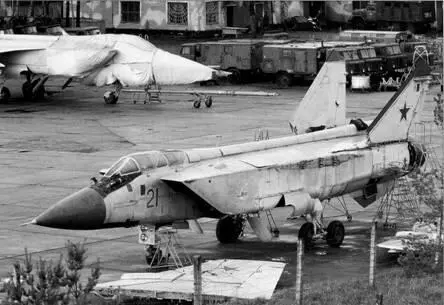 МиГ31 в ТЭЧ авиабазы В 1990е гг в отечественных ВВС летали мало в основном - фото 26