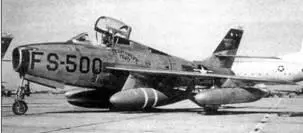 Истребитель F84F с бомбой Мк7 под левым крылом Макет бомбы МК7 в - фото 93
