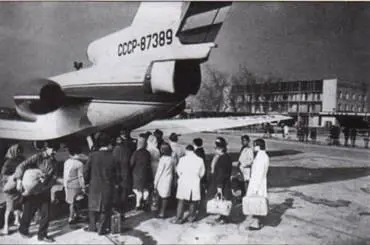 Посадка пассажиров на рейс ЗапорожьеСочи Запорожье осень 1974 г Погода - фото 109