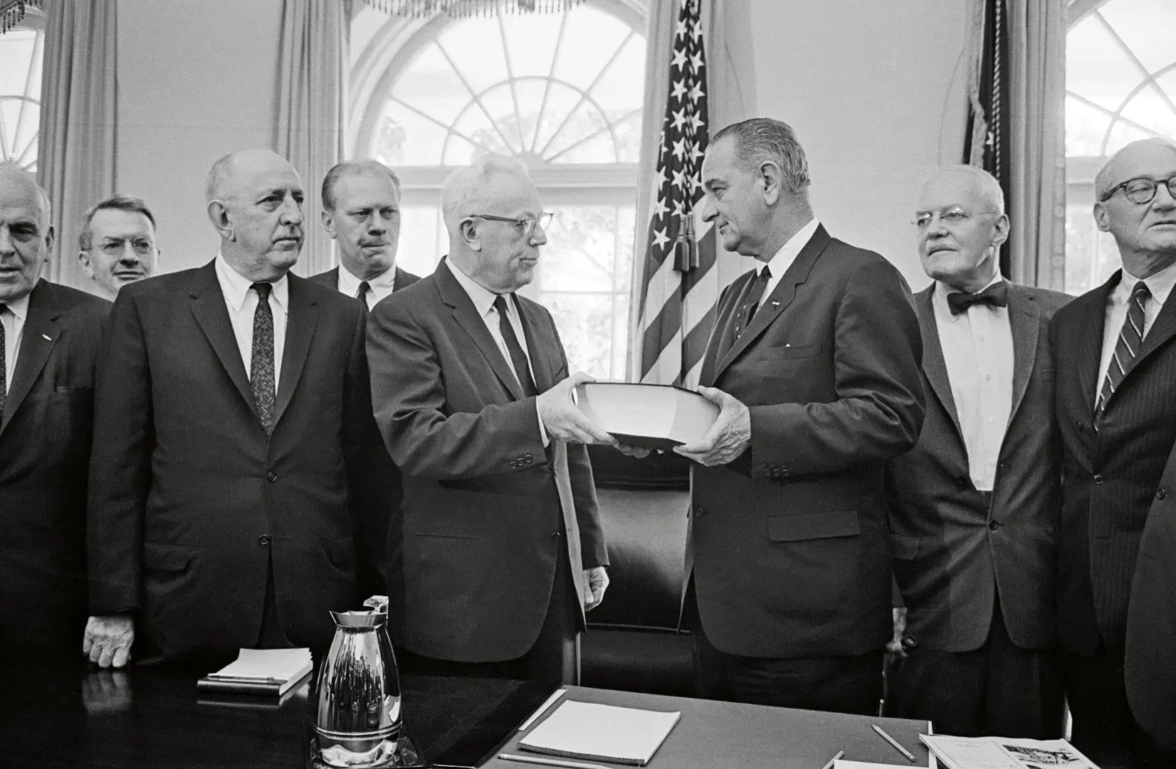 Уоррен передает отчет комиссии президенту Джонсону 24 сентября 1964 г Глава - фото 8