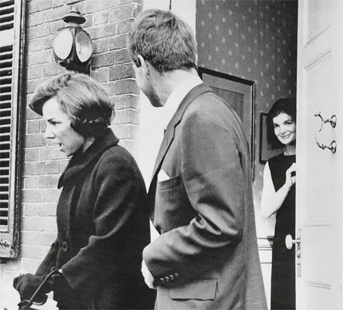 6 декабря 1963 г Роберт Кеннеди и его жена Этель покидают новый дом Жаклин - фото 19