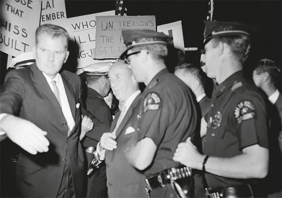 Даллас 25 октября 1963 г Постоянного представителя США в ООН Эдлая Стивенсона - фото 22