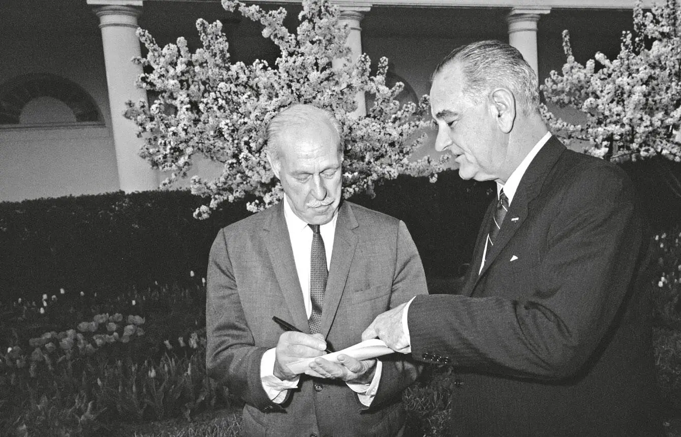 Джонсон на лужайке перед Белым домом 16 апреля 1964 г дает интервью журналисту - фото 27
