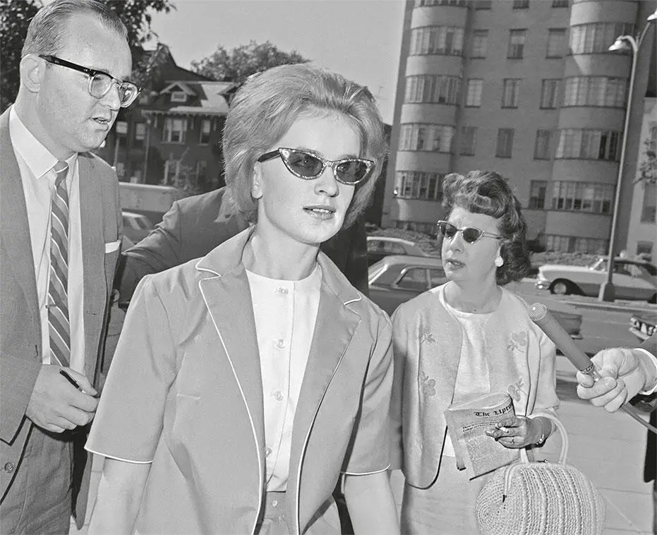 Марина Освальд давая в Вашингтоне показания перед комиссией Уоррена выразила - фото 77