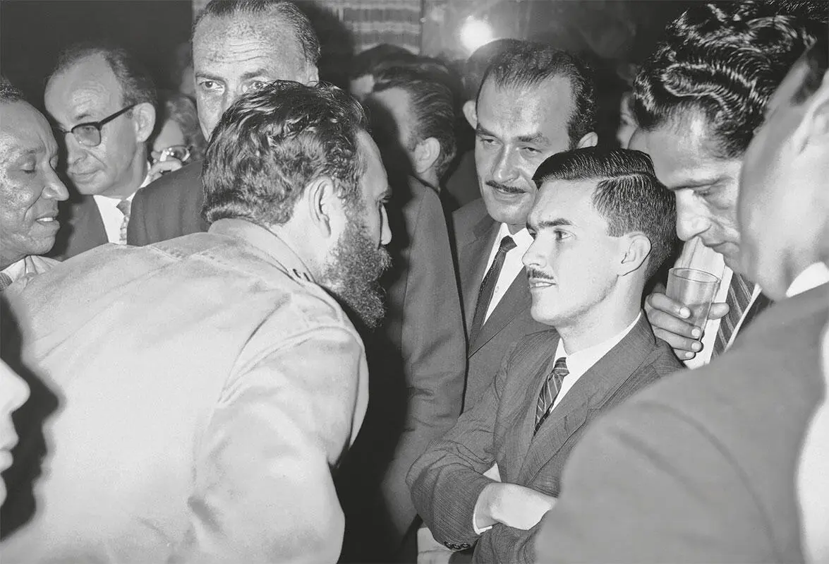 На фотографии сделанной 7 сентября 1963 г Кастро делает заявление - фото 92