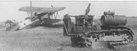 Лето 1941 г Трактор С60 брошенный на аэродроме Слева самолет Р5 а - фото 124