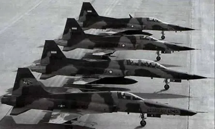 Первый прототип RF5E среди индонезийских F5EF Tiger II фото Northrop - фото 90