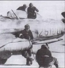 Китайские техники готовят МиГи к предстоящим боям Корея зима 195152 гг - фото 75